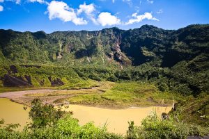 800px-Uprising-mount_galunggung_crater-300x200.jpg