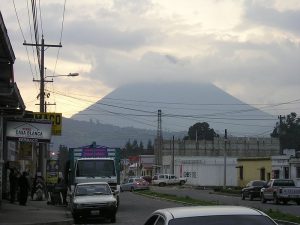 800px-Volca%CC%81n_Santa_Maria_en_Xela-300x225.jpg