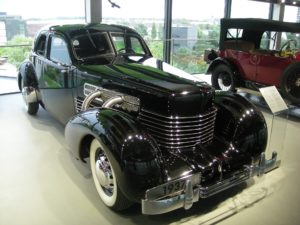 1920px-Wolfsburg_Jun_2012_081_Autostadt_-_1937_Cord_812_S-C_Sedan-300x225.jpeg