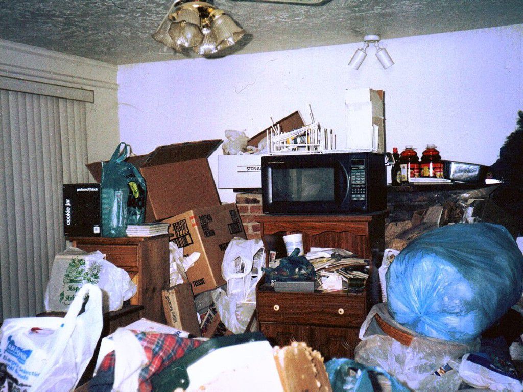 1280px-Hoarding_living_room.jpg.optimal.jpg