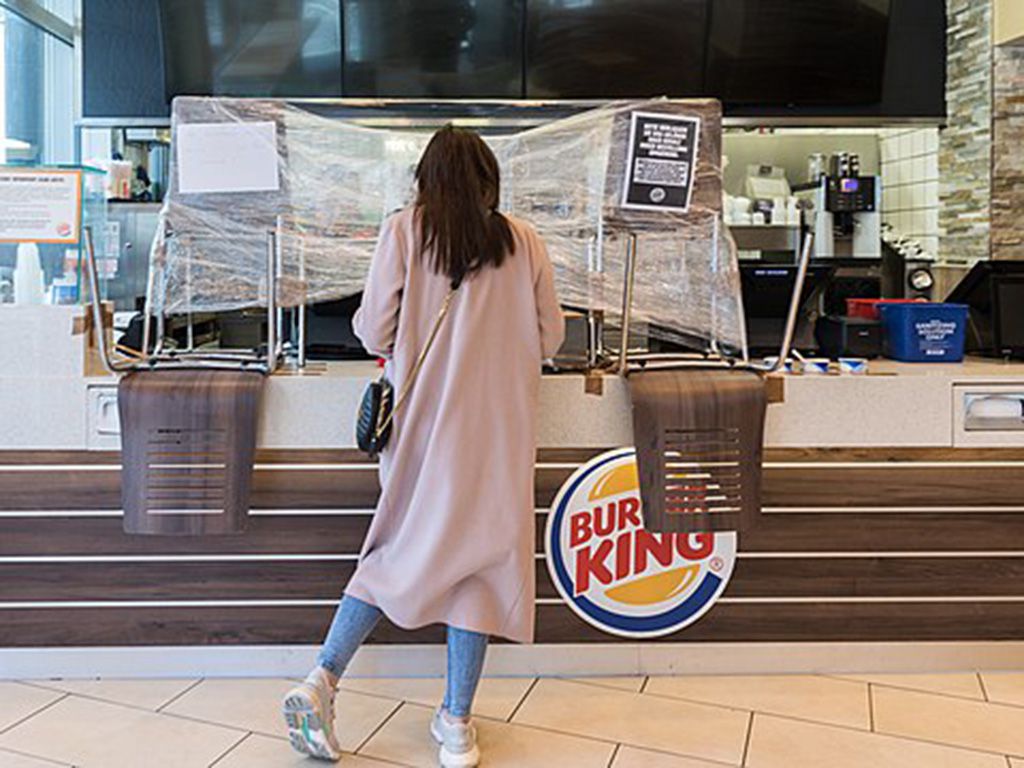 resizeBurger_Kiing_Ko%CC%88ln_-_Schutzeinrichtung_an_der_Theke_-_COVID-19-Pandemie-6349.jpeg.optimal.jpg
