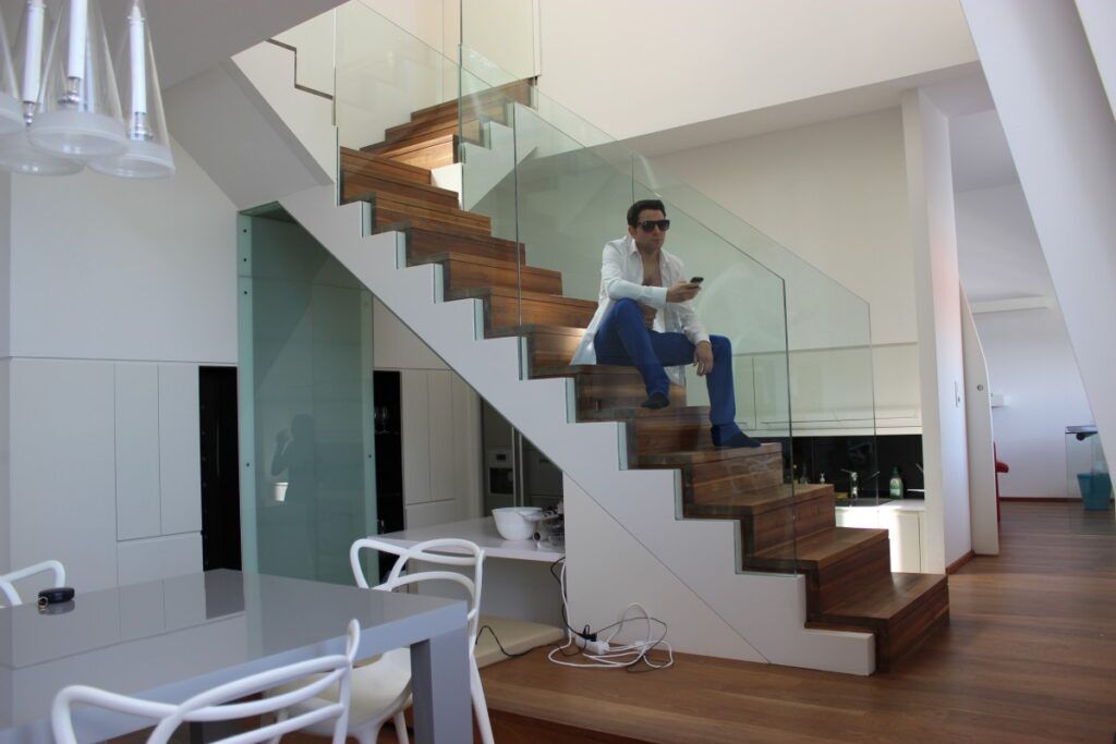 model_man_sunglasses_cool_view_male_eyes_bodyguard-1097417-1551770944633-1024x683.jpg.optimal.jpg