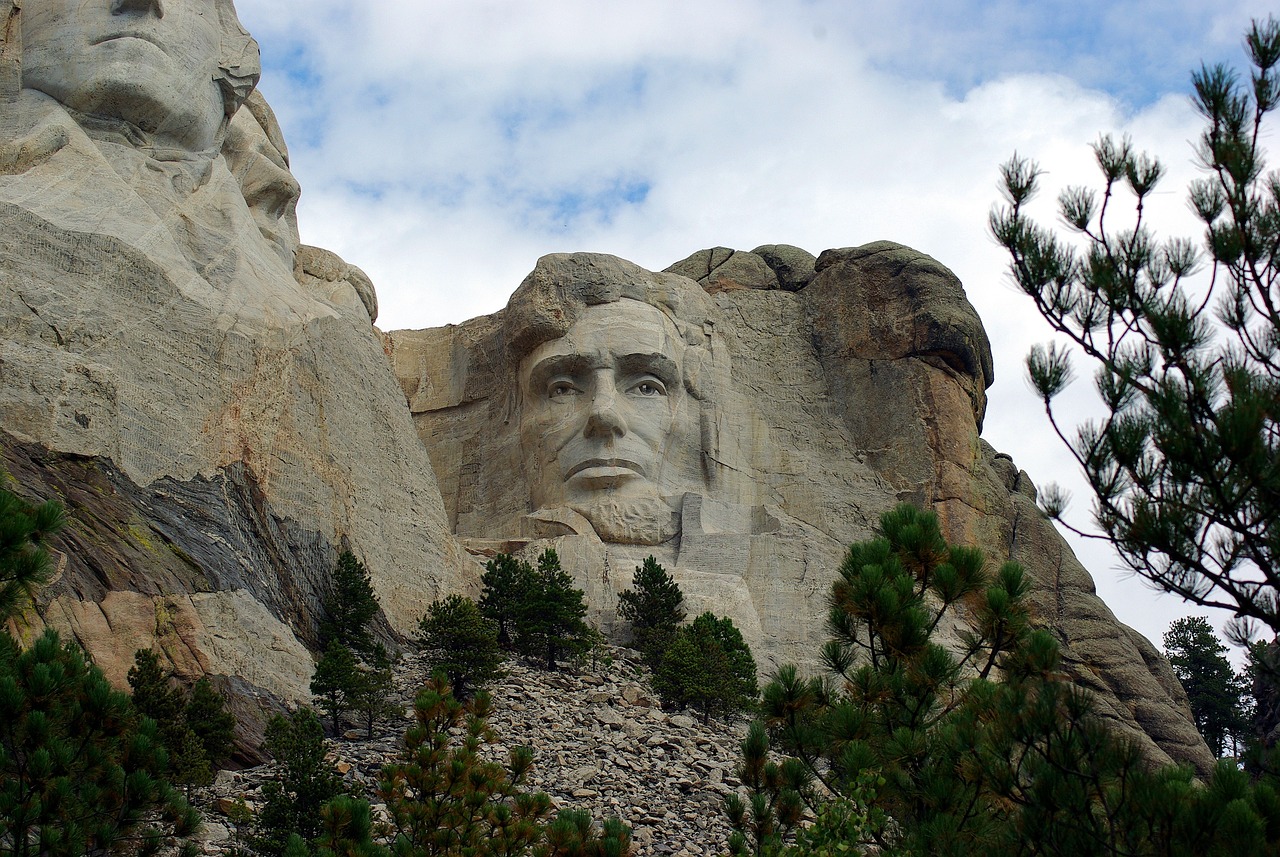 abraham-lincoln-on-rushmore-3679735_1280.jpg