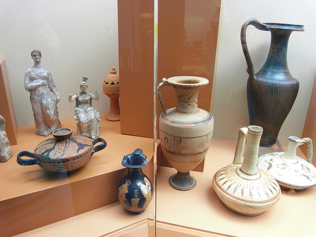 Pottery_of_ancient_Greece_in_Archaeological_Museum_of_Odessa.jpg