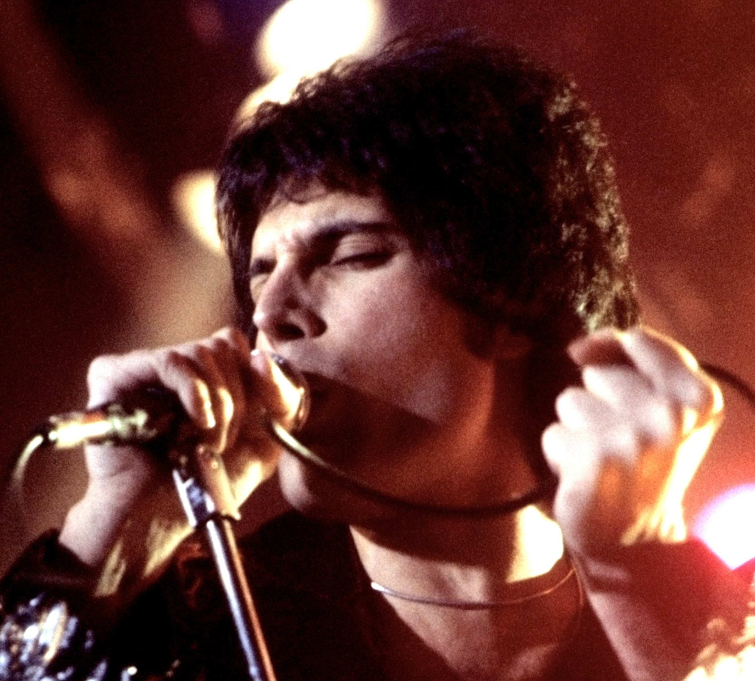 freddiemercuryperforminginnewhavenctnovember1977cropped.jpg