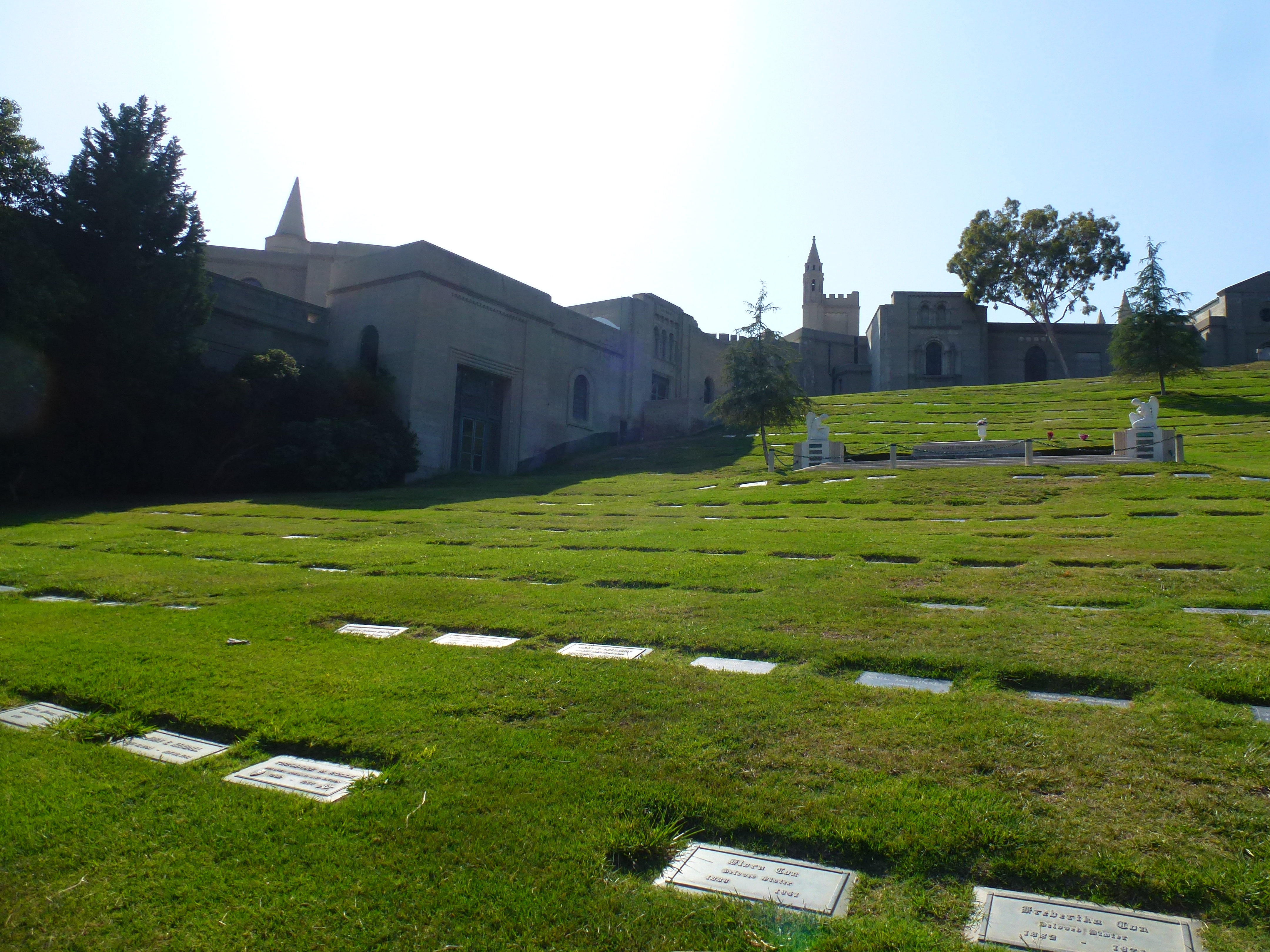 2013-viewtonorthandeastwallsofthegreatmausoleumforestlawnmemorialparkglendaleca-panoramio.jpg