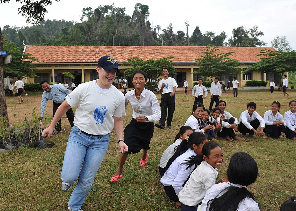 1024Px-Us Navy 101206-N-8721D-222 Sonar Technician Seaman Joy Chase Plays Duck-Duck-Goose With Local School Children During A Community Service Project Wi