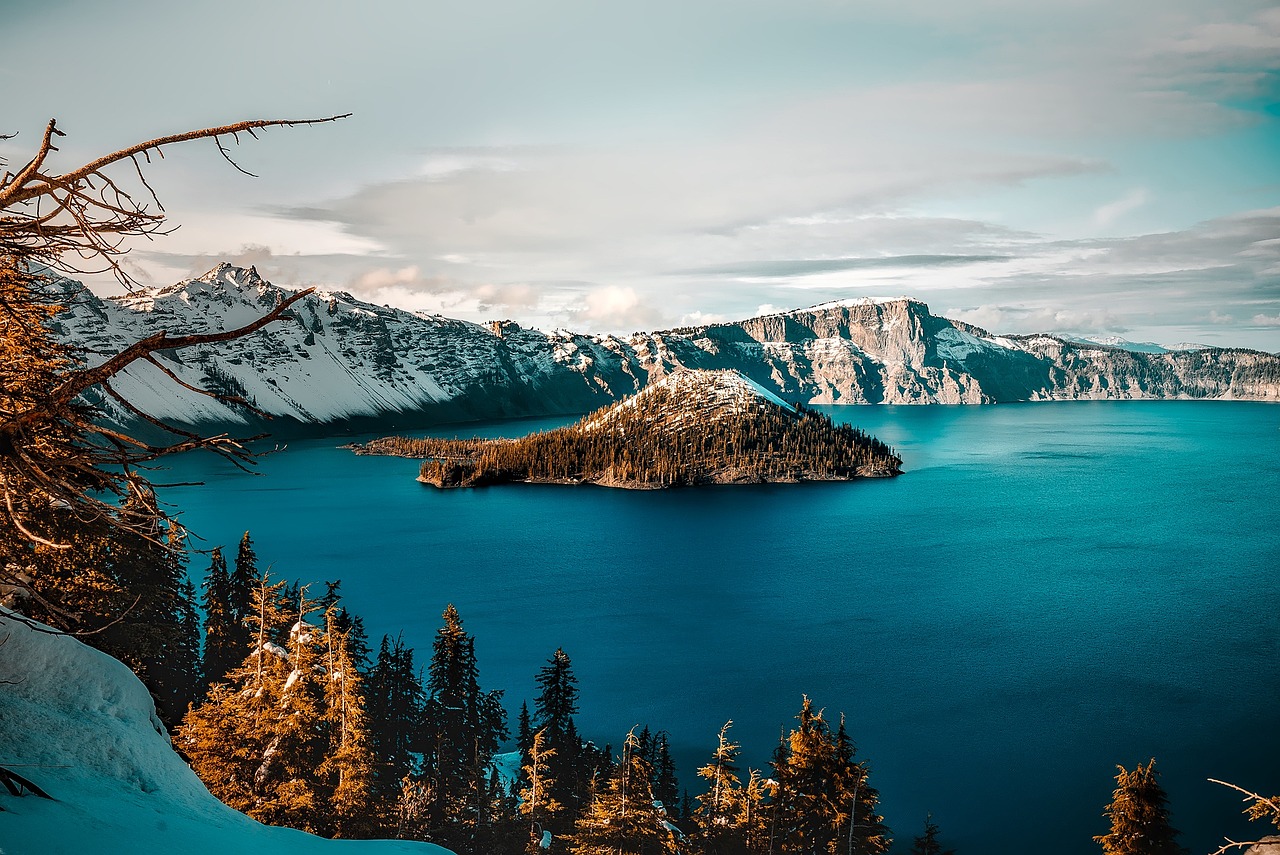 crater-lake-1751456_1280.jpg