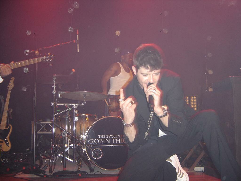 Robin Thicke Live