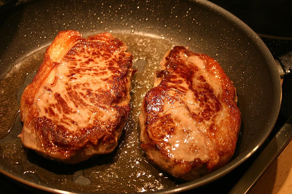 1024Px-Cooking Steaks 2