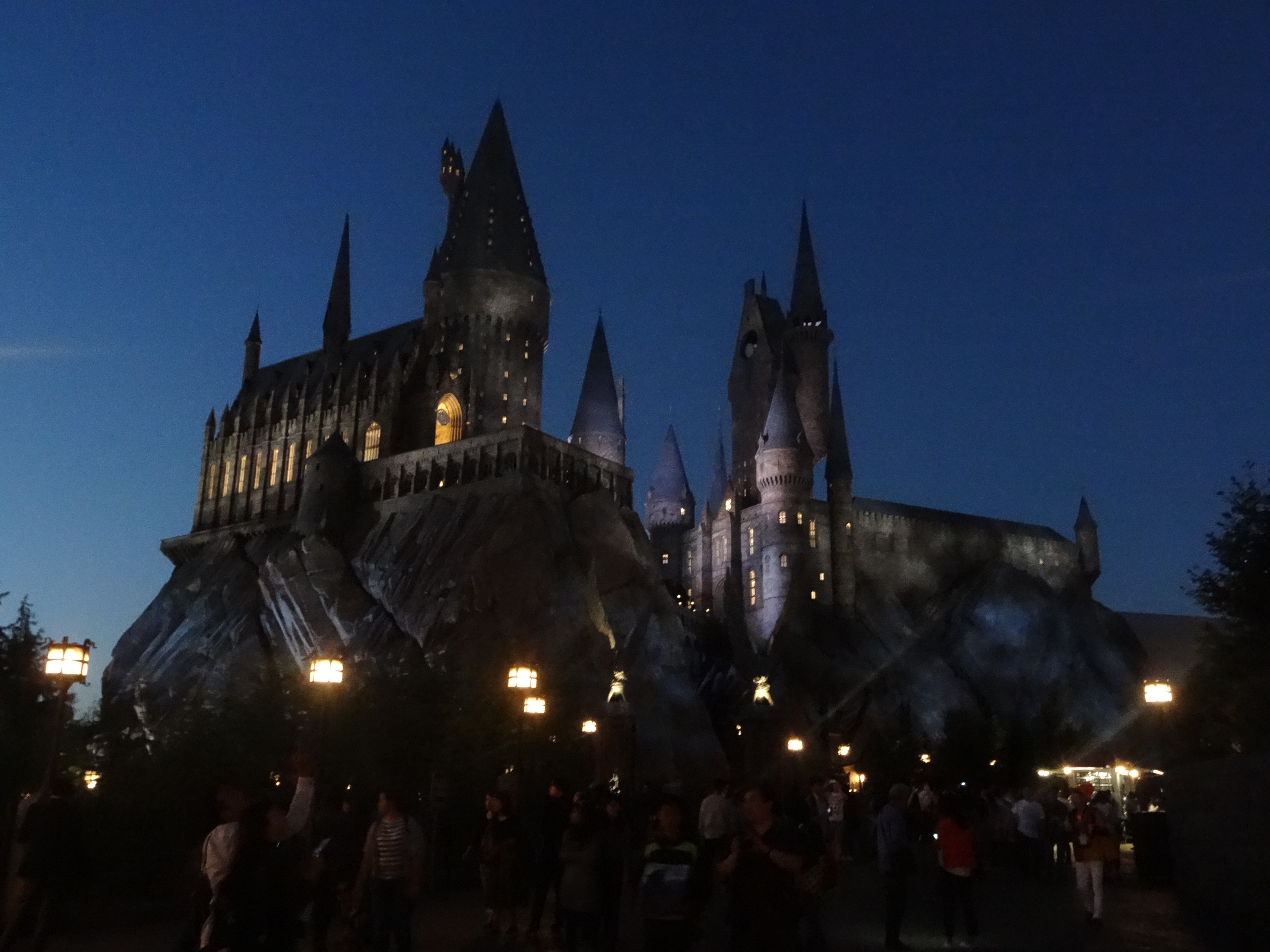 Harry_Potter_and_the_Forbidden_Journey_by_night_USJ.jpeg