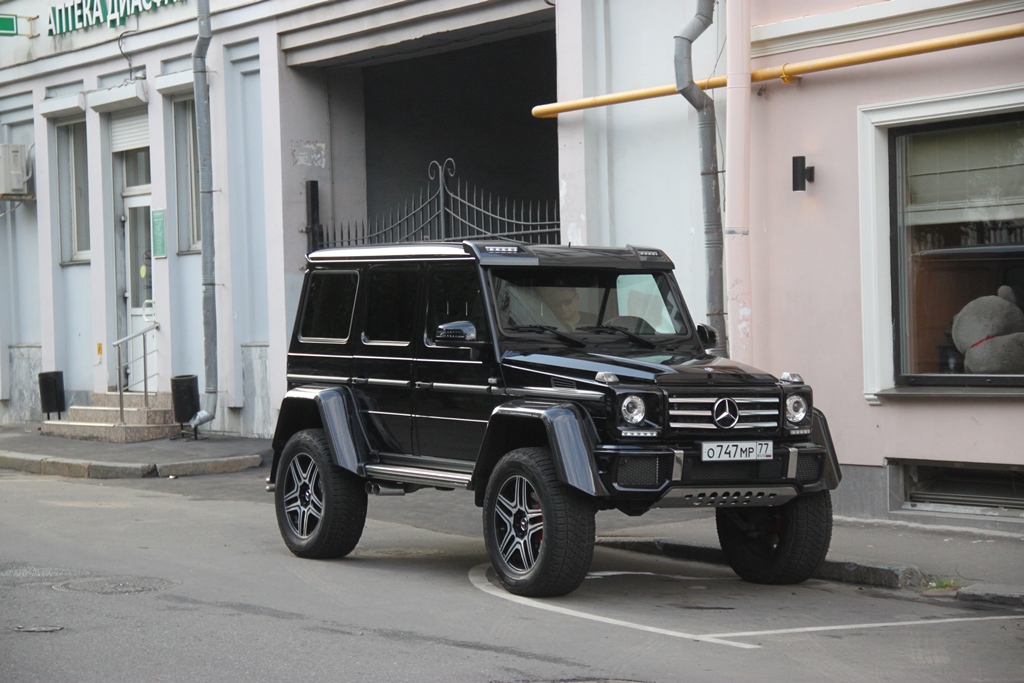 Moscow, Kropotkinsky Lane, Gelaendewagen On Oversized Wheels (42681708165)