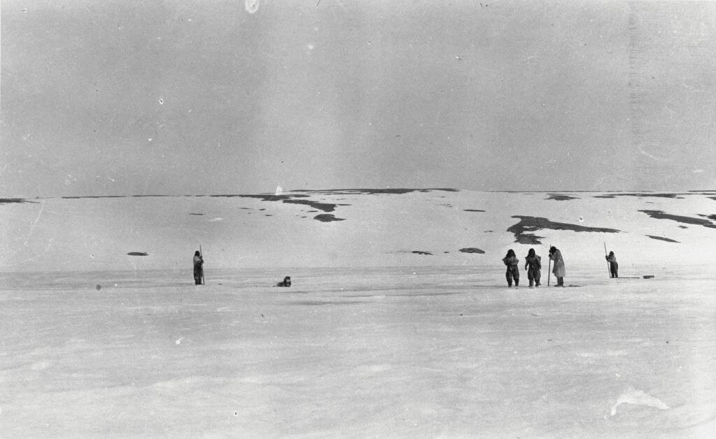 1024Px-Copper Inuit Digging Fishing Holes In Ice On Lake Ammalurtuq (37047)