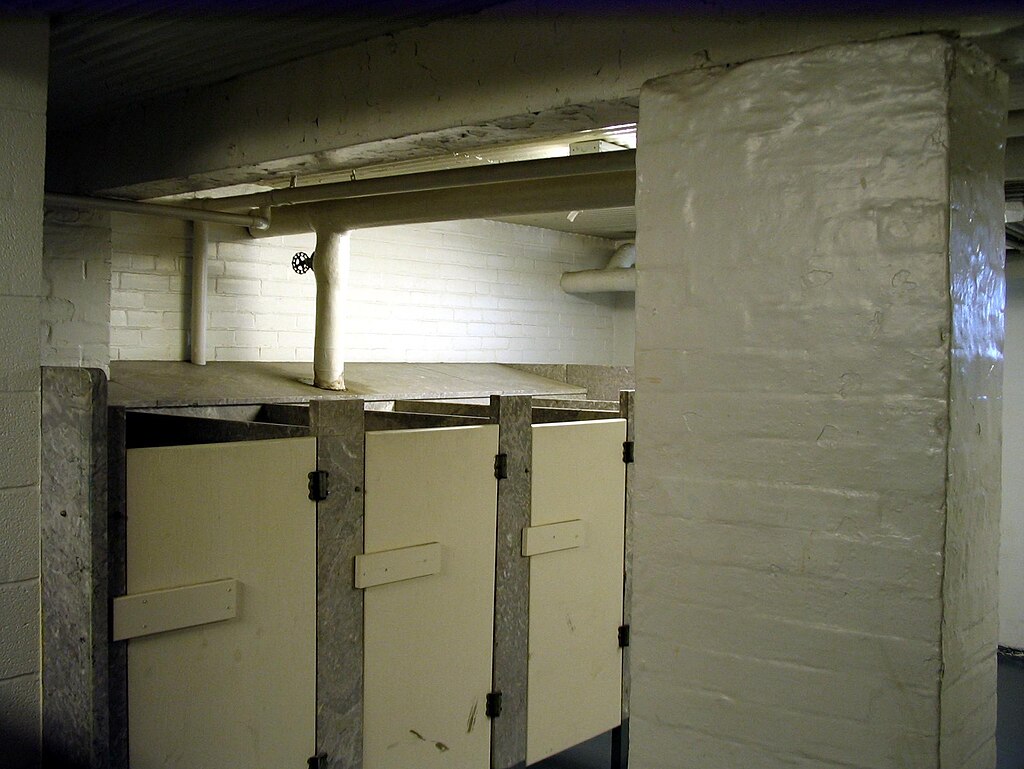 1024Px-The World's Most Unpleasant Bathroom  (3565613612)