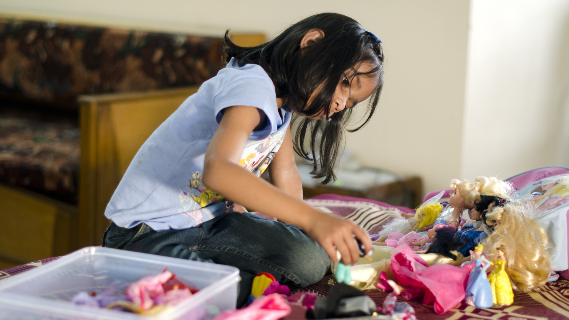 File:Indian girl playing with Barbie dolls in a gated middle-class community in Bangalore.jpg
