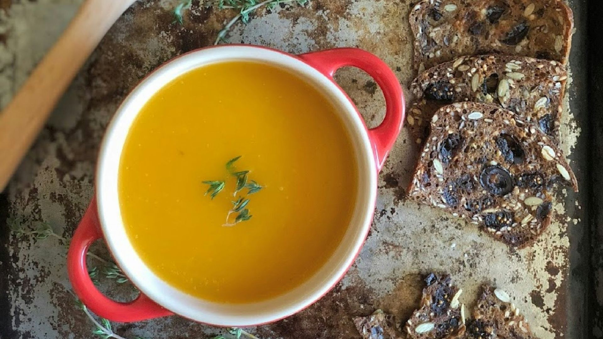 brown wooden spoon on brown wooden spoon