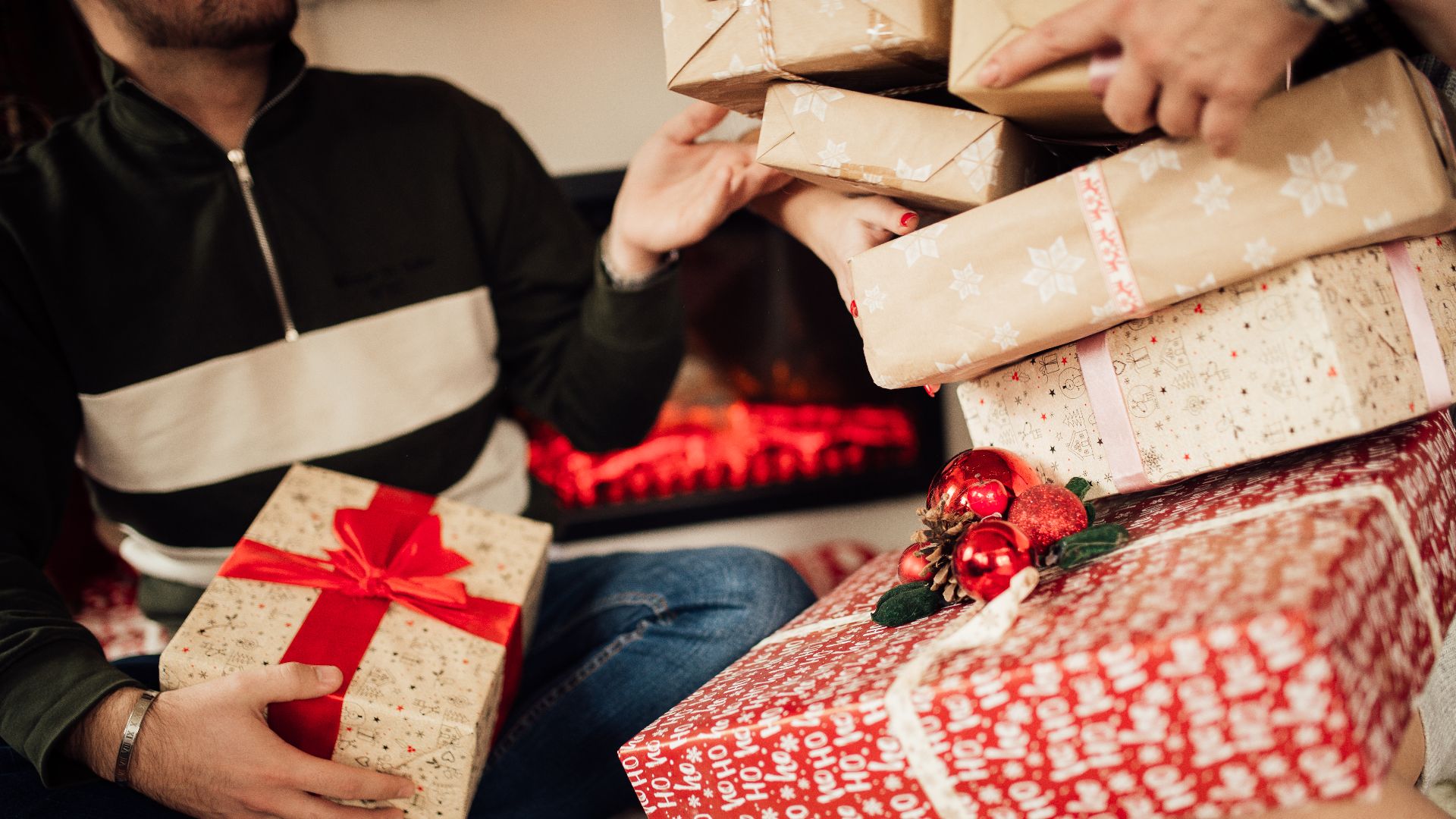 File:Couple sharing christmas presents.jpg