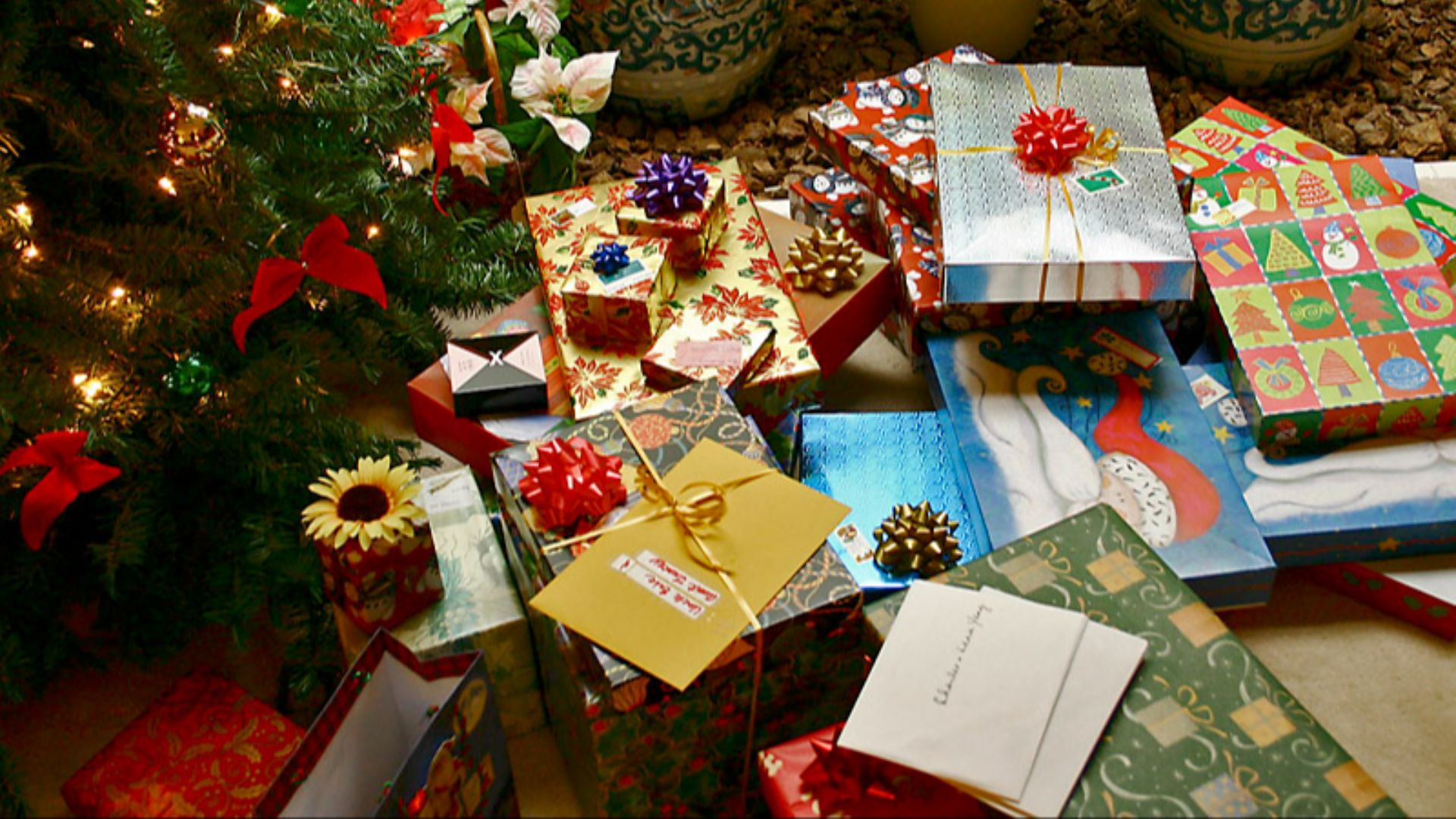 File:Gifts xmas.jpg