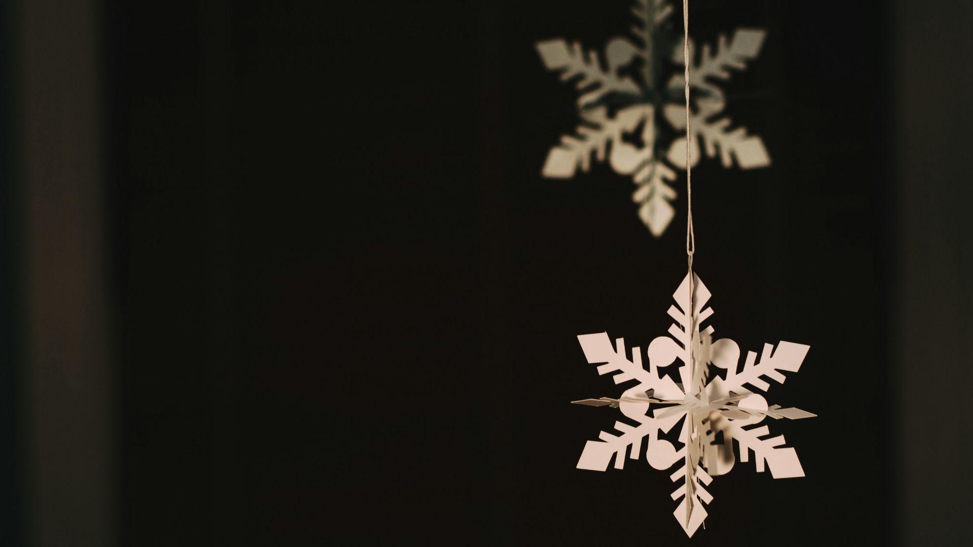 hanging snowflakes paper decor