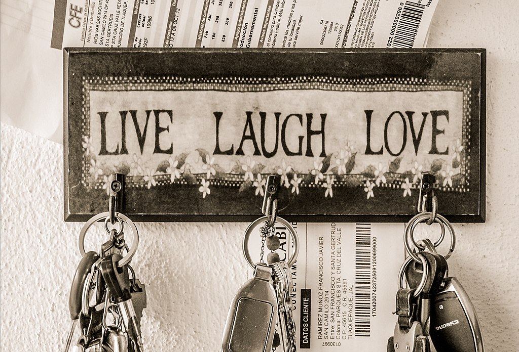 1024Px-Live Laugh Love Key Holder (Cropped)