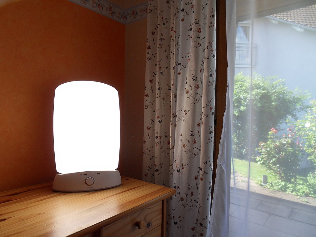 1024Px-Light Therapy Lamp And Sunlight