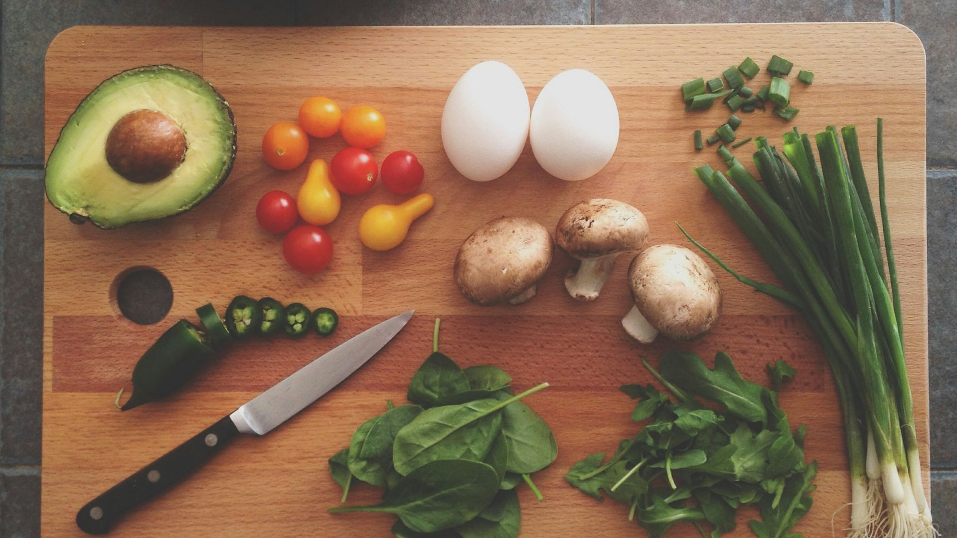 avocado, tomatoes, eggs, mushrooms, spring onions, and leaves