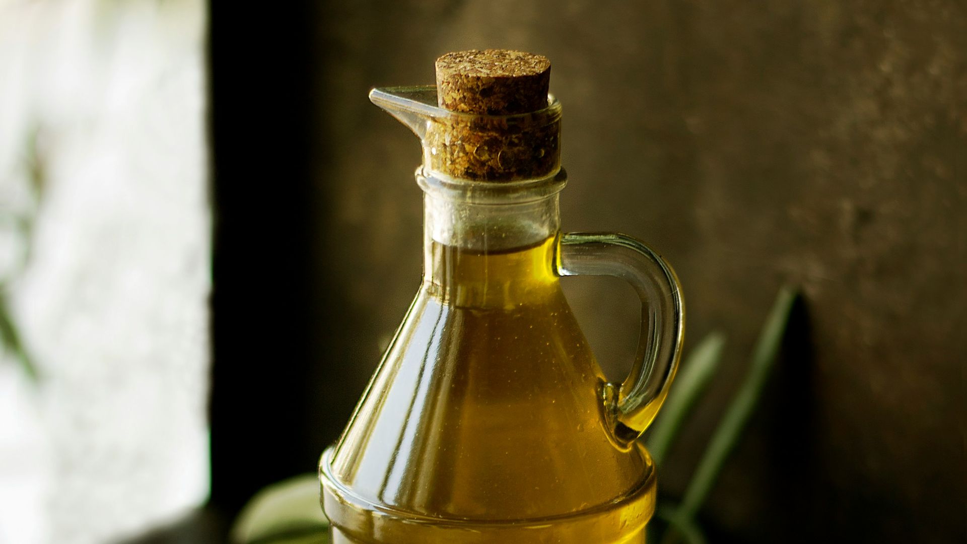 clear glass cruet bottle