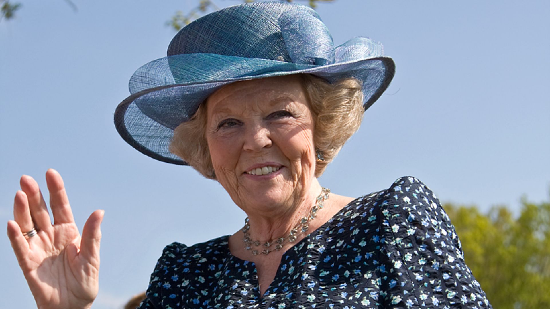 File:Koningin Beatrix in Vries.jpg