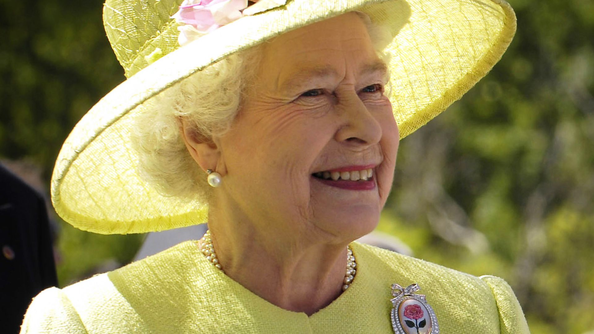 File:Elizabeth II greets NASA GSFC employees, May 8, 2007 edit.jpg