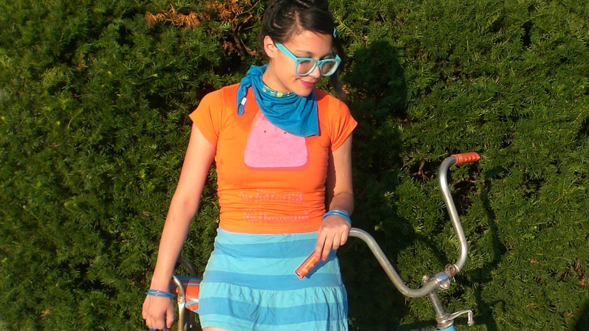 File:Woman with vintage bike.jpg