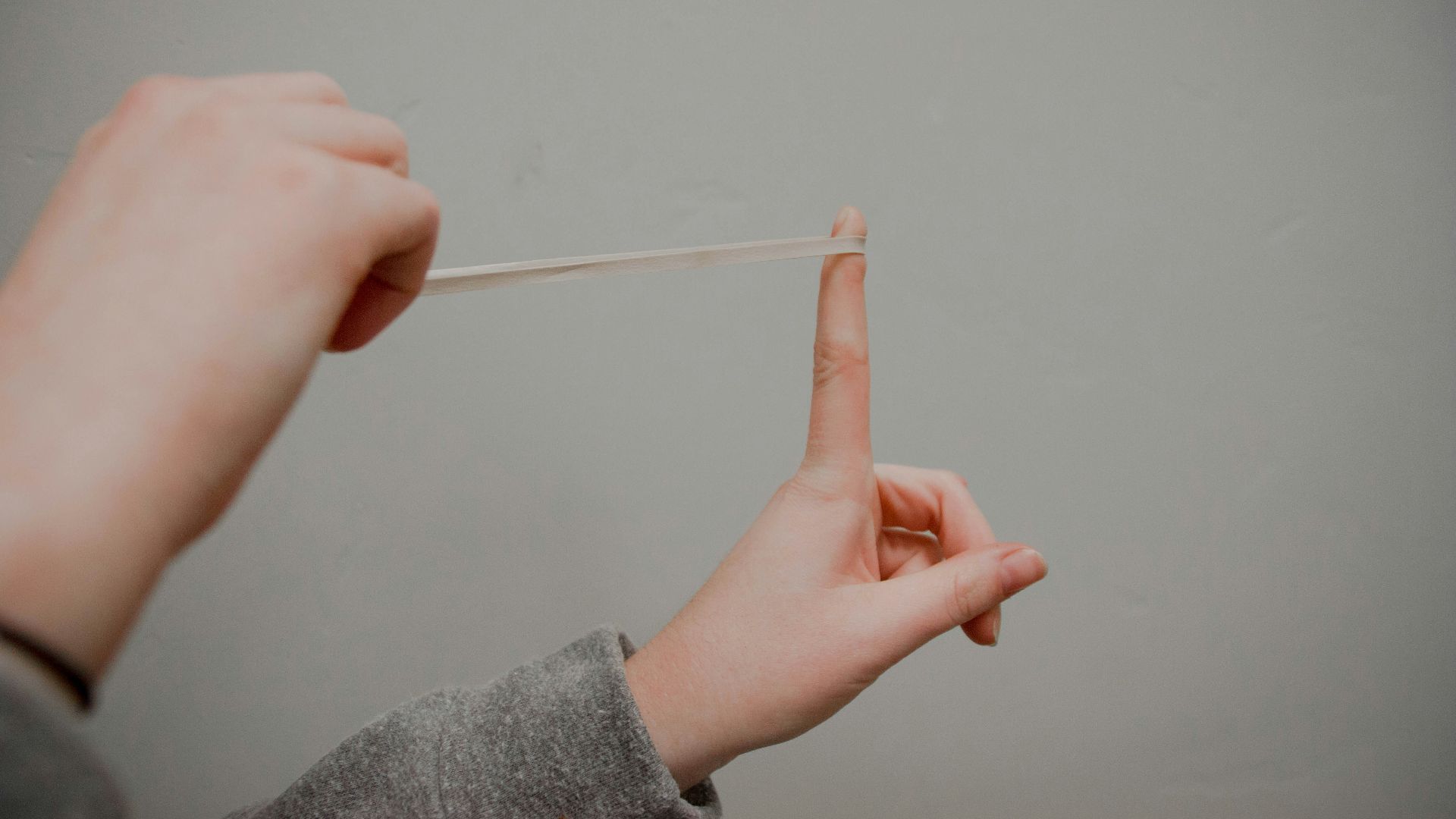 person holding rubberband