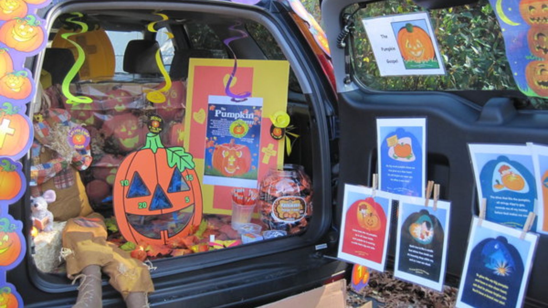 File:Halloween Trunk-or-Treat.jpg