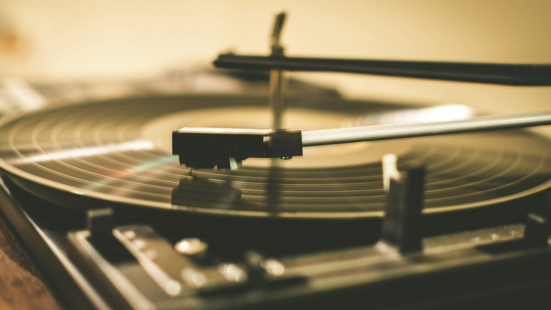 shallow focus photography of black vinyl player