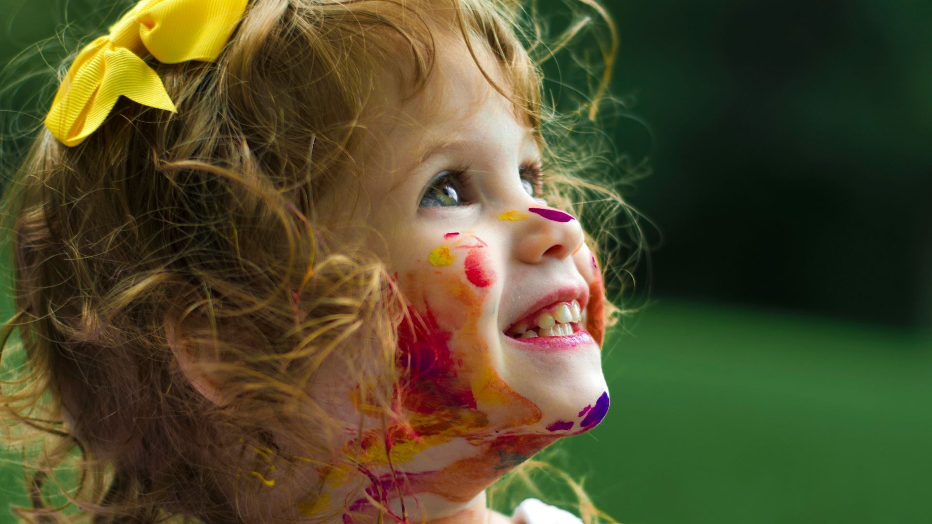 girl with paint of body