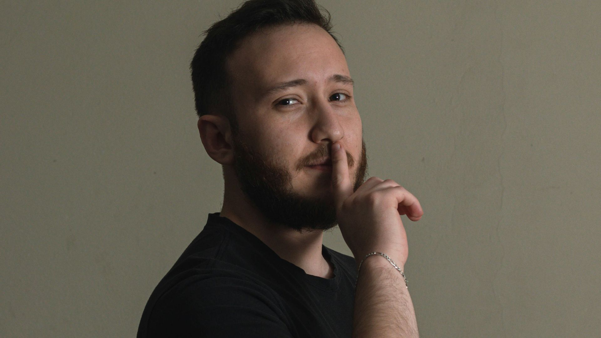 a man is posing for a picture with his hand on his chin
