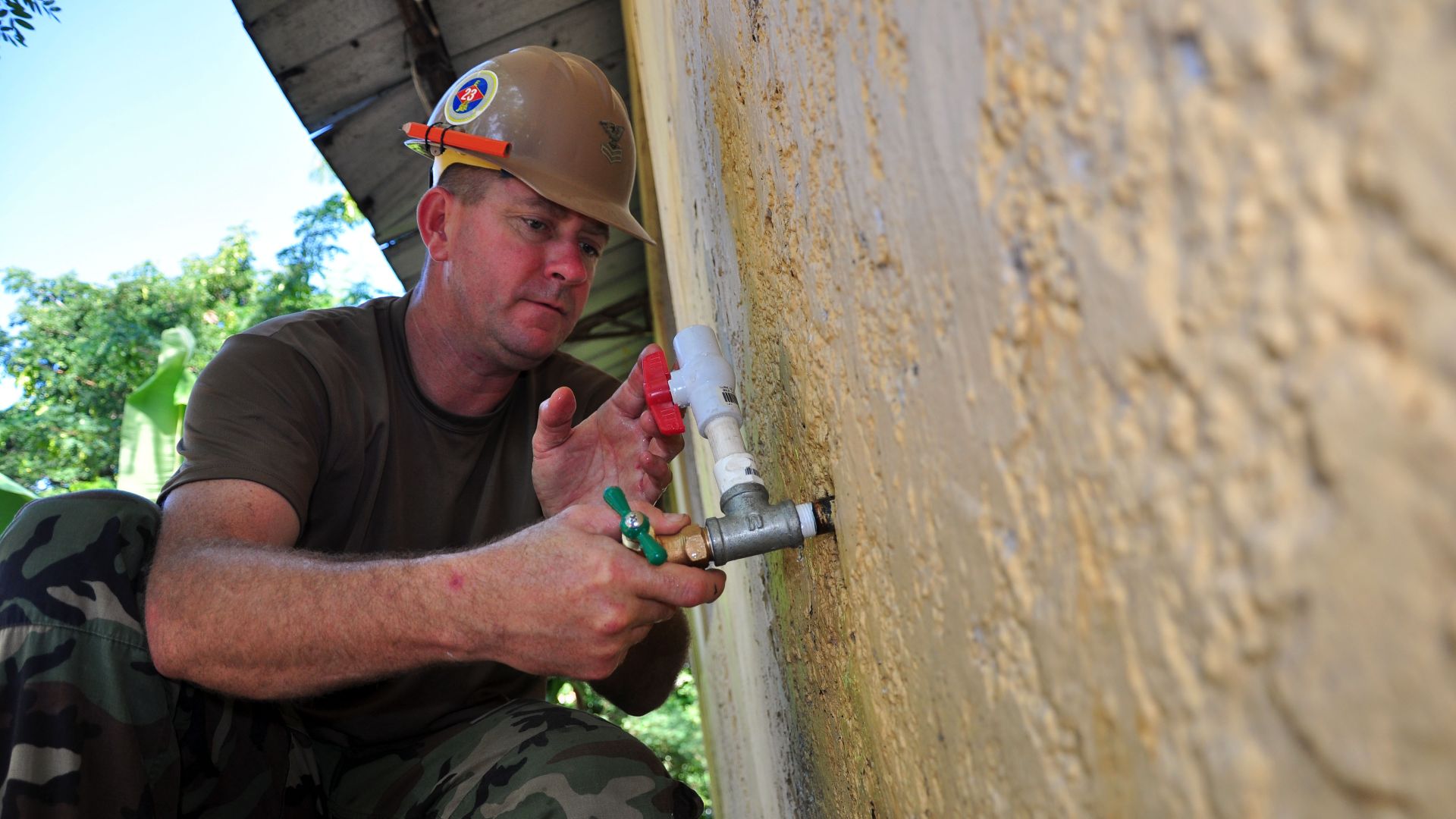 File:US Navy 111111-A-TF780-006 Utilitiesman 1st Class Bruce Nisbet fixes a faucet at the Iscuela Basica Rafaela Santaella school during a community ser.jpg