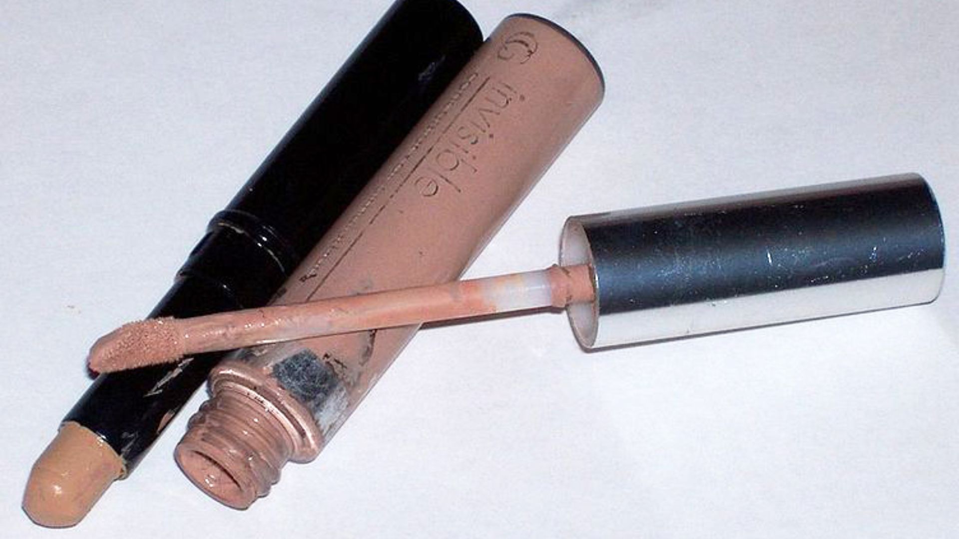 File:Cosmeticconcealer.jpg