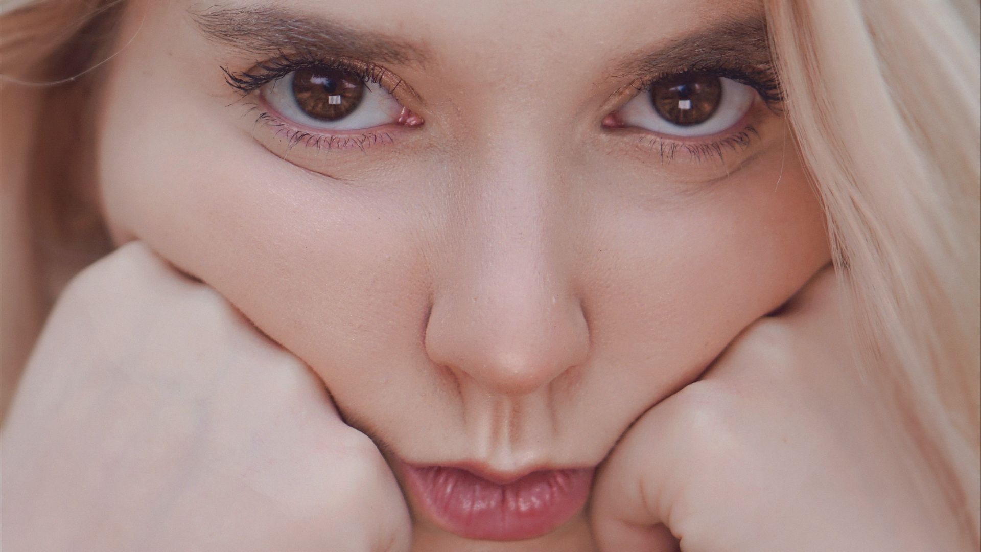 girls face in close up photography