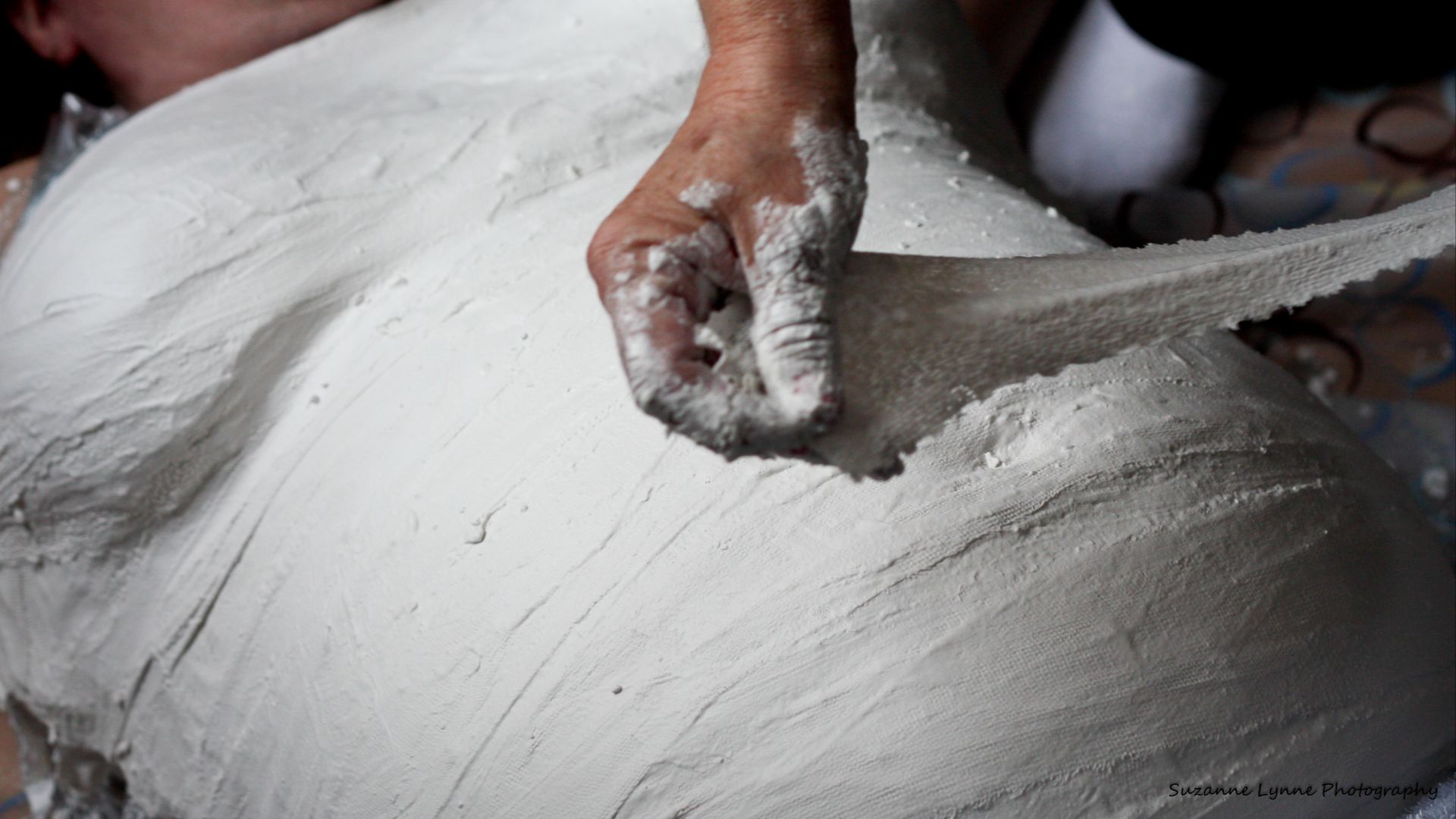 File:Plaster application of belly cast.jpg