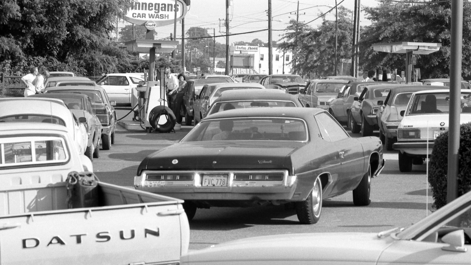 File:Line at a gas station, June 15, 1979.jpg