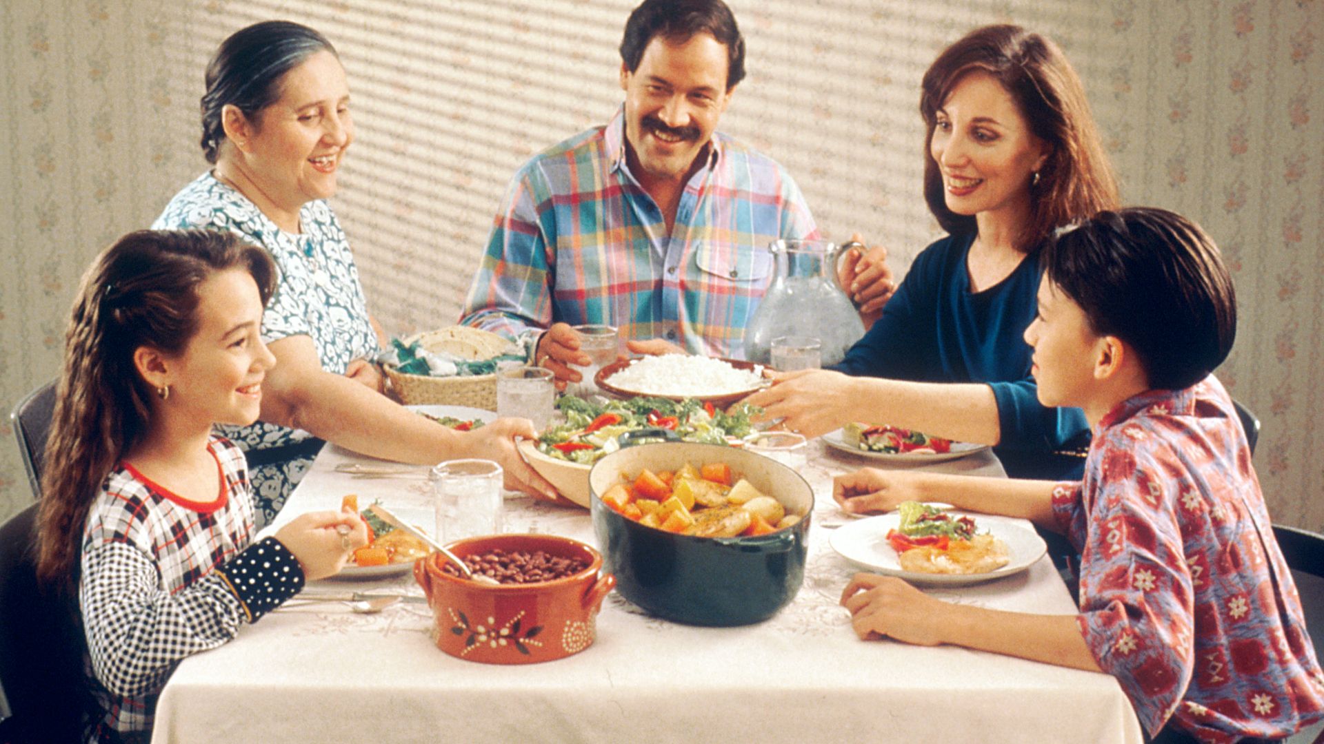File:Family eating meal.jpg