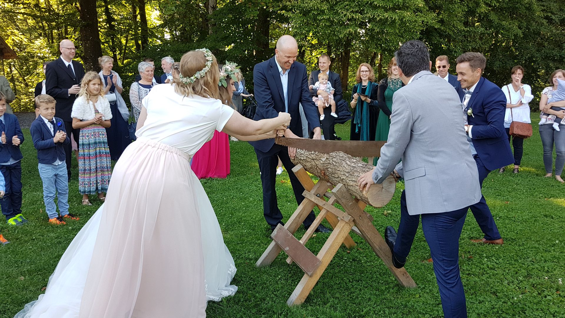 File:Dornbirn-wedding custom cutting a log-06ASD.jpg