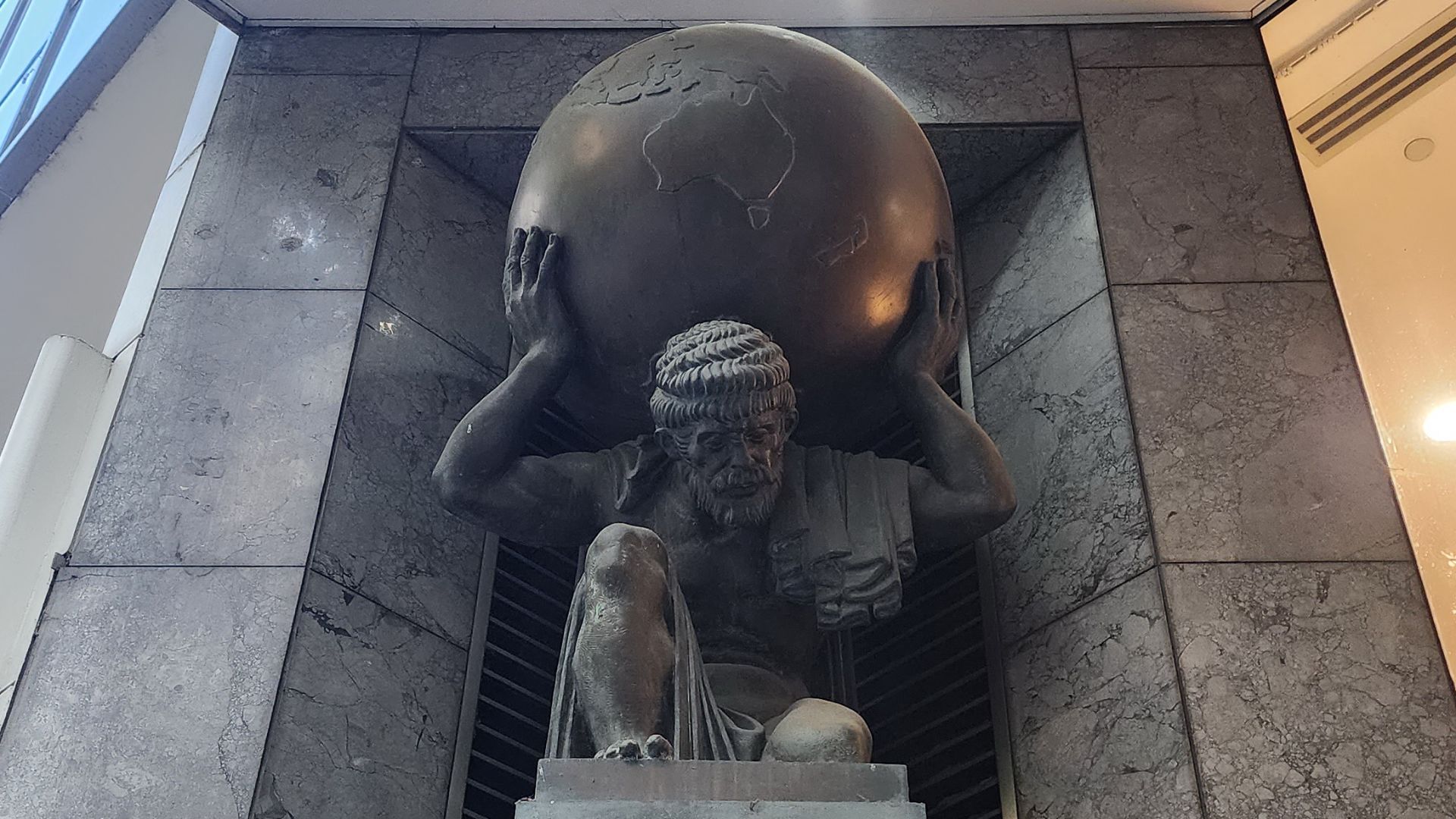File:Atlas sculpture at 406 Collins Street.jpg