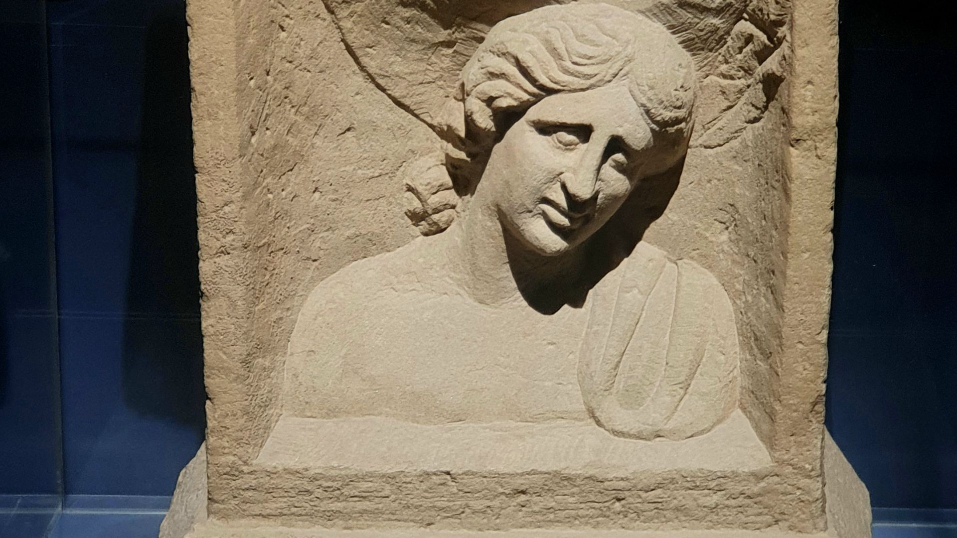 File:Autel l'effigie de Luna.jpg