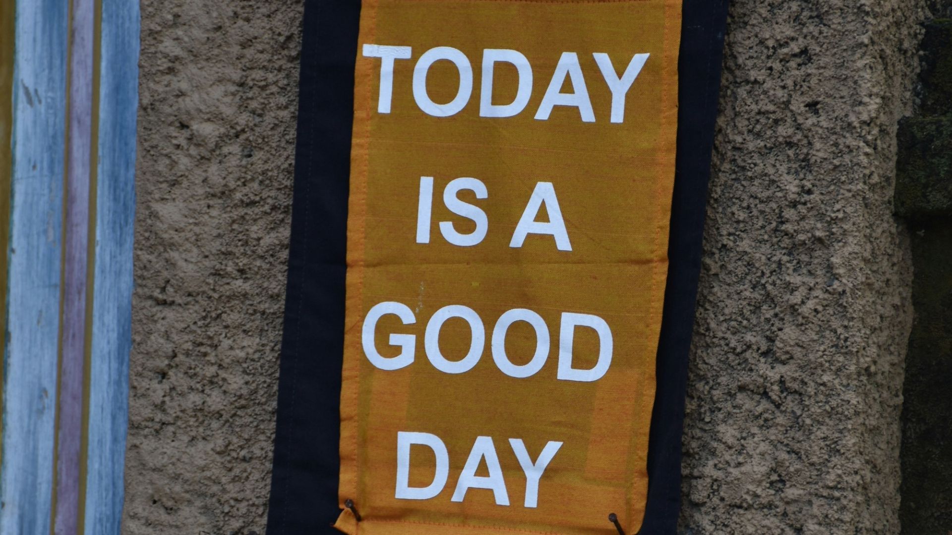 a sign that says today is a good day