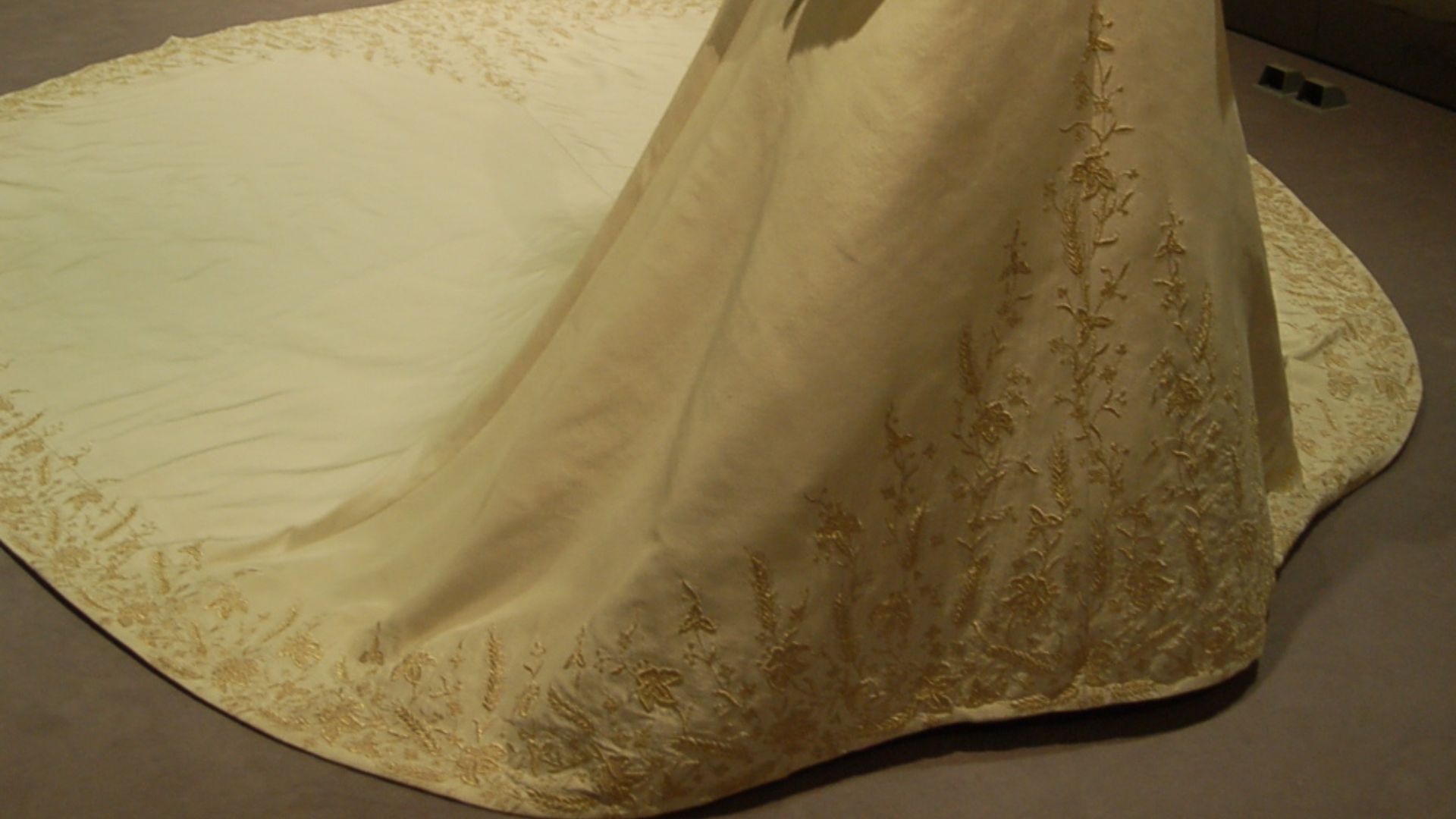 File:Wedding Gown used by Queen Letizia - Palacio Real de Aranjuez - Museo de la Vida en Palacio (2566149714).jpg