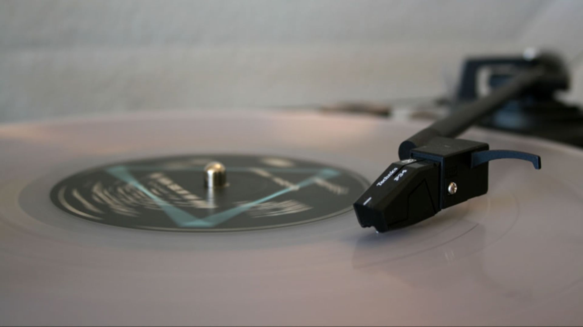 File:Technics turntable playing Dark Side of the Moon clear vinyl.jpg