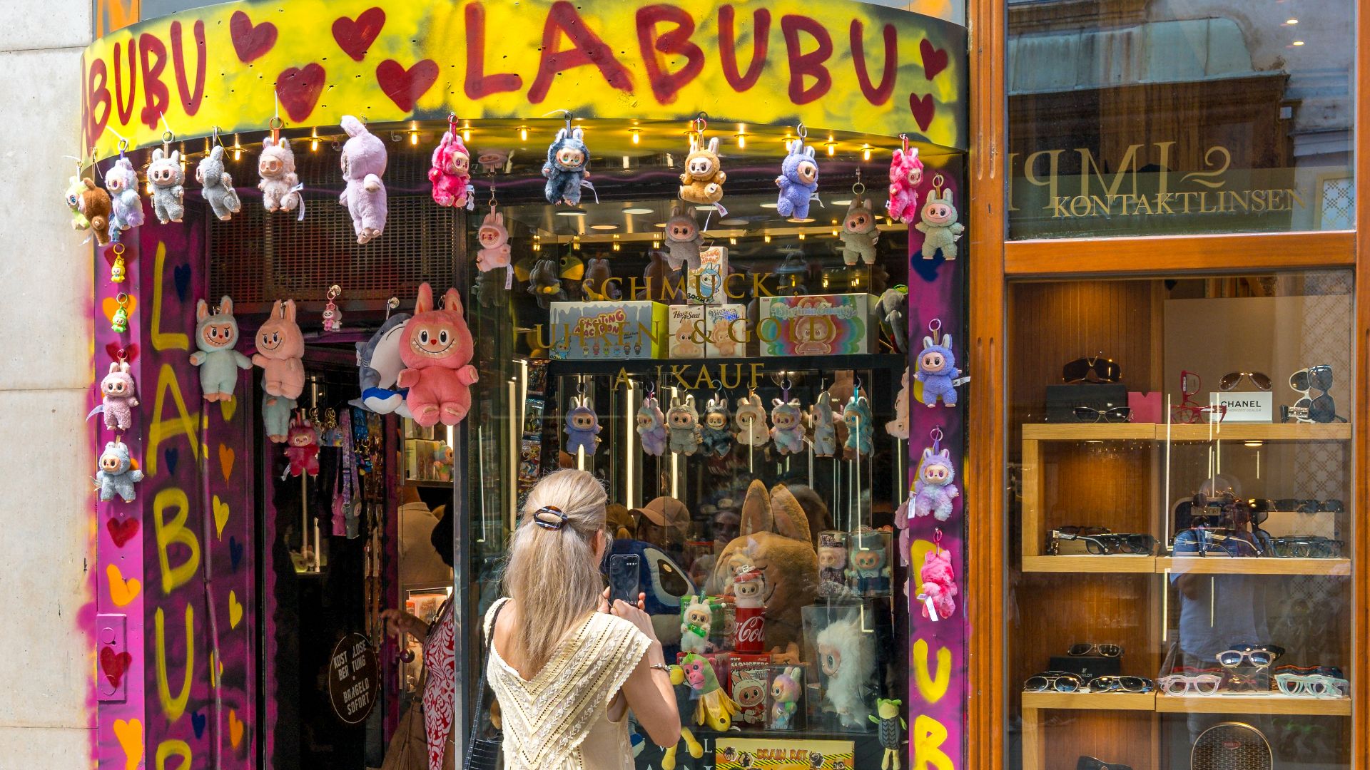 File:Browsing for Labubu.jpg