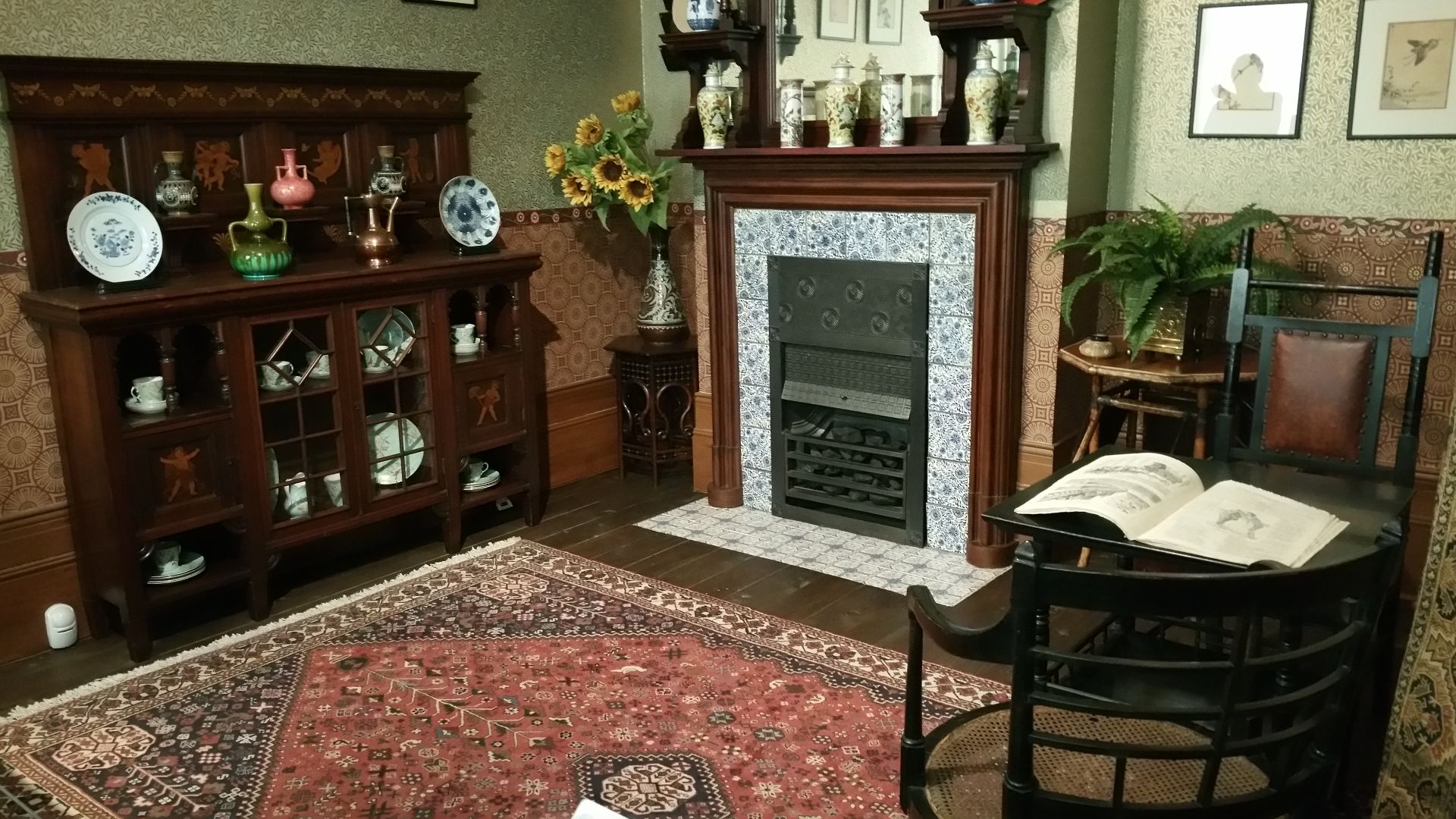File:Late 19th century interior decoration, Museum of the Home.jpg