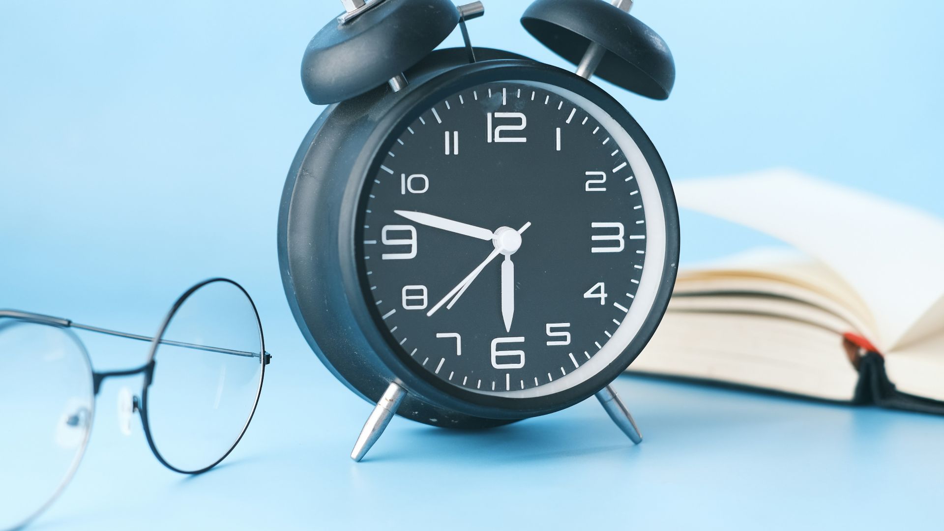 black and white alarm clock at 10 10